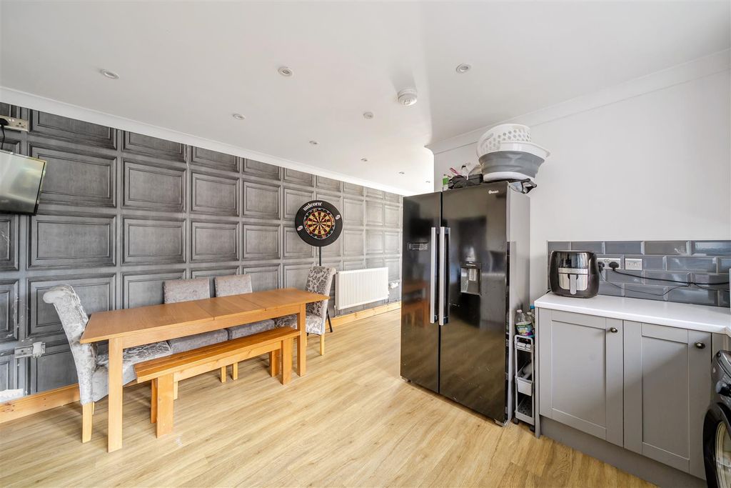 Property photo 3 of 23 1381518-6-692433A254Cab.Jpg