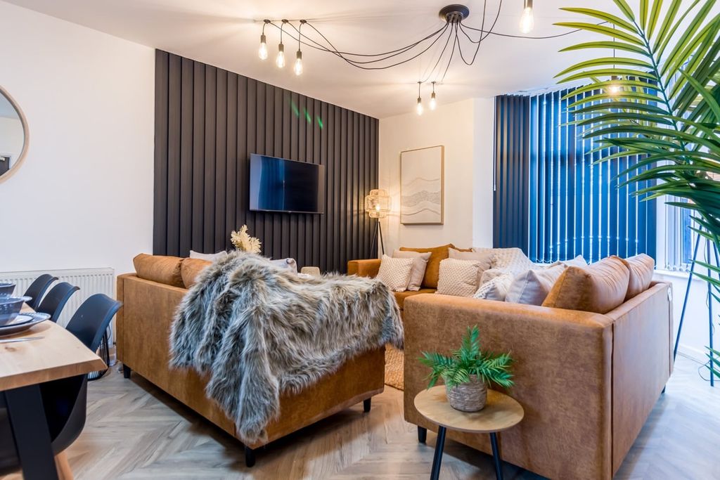 Property photo 2 of 32