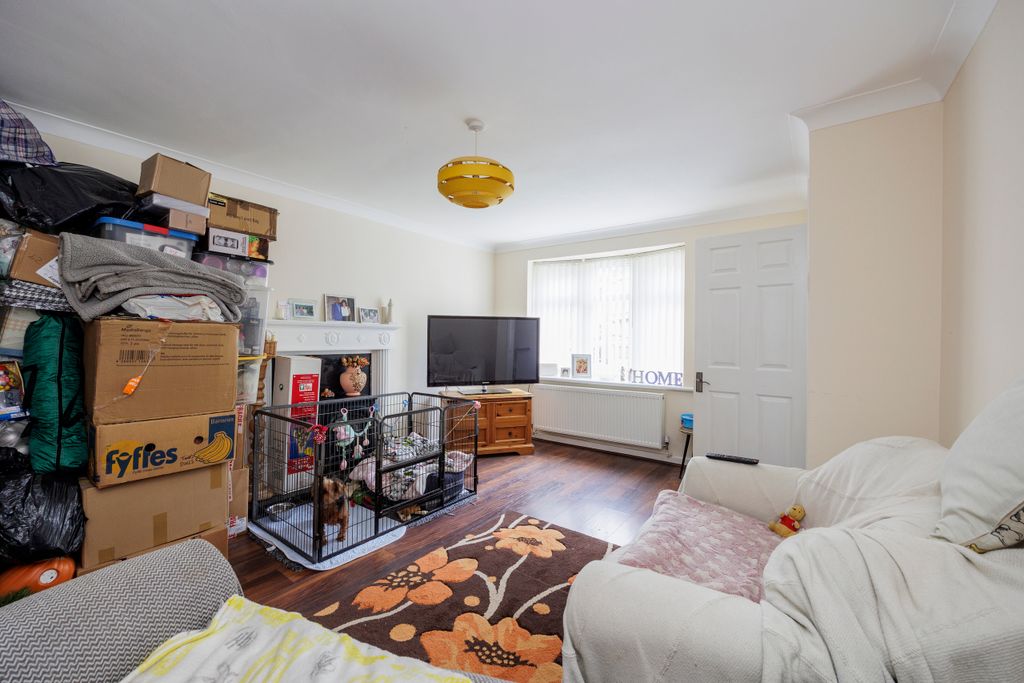 Property photo 2 of 18 1 Magnolia Close-04