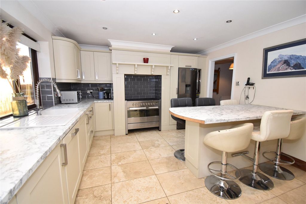 Property photo 2 of 19 Picture No. 14
