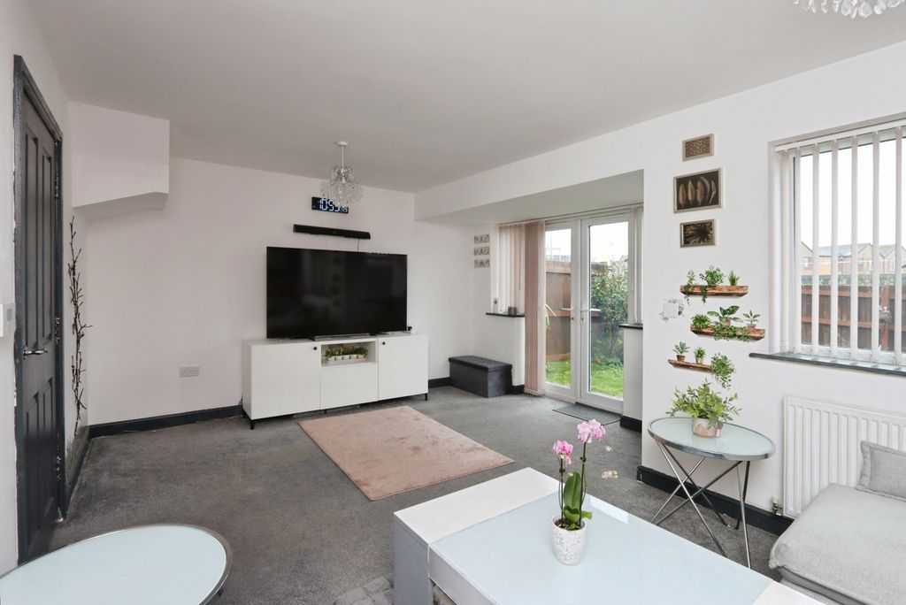 Property photo 2 of 19 Lounge