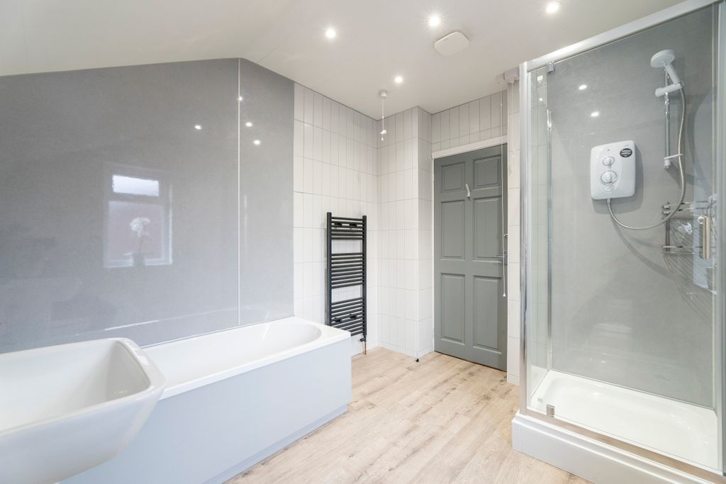 Property photo 2 of 6 18Sr - Bathroom