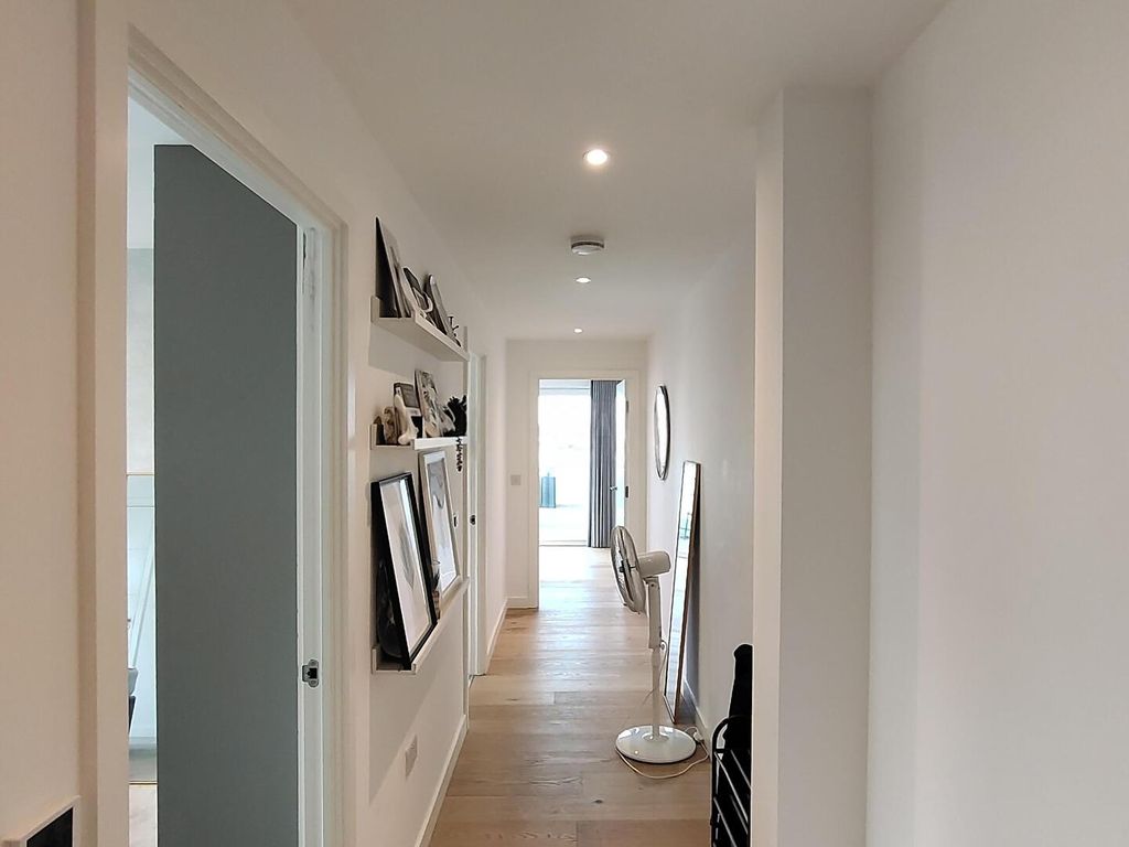 Property photo 2 of 14 Hallway