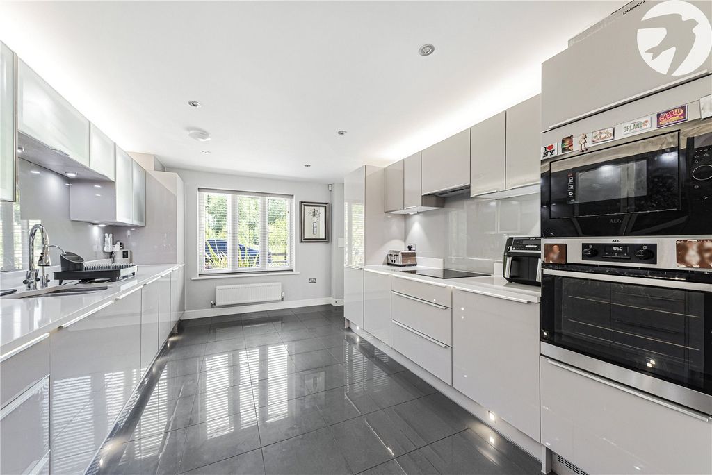 Property photo 3 of 35 Kitchen