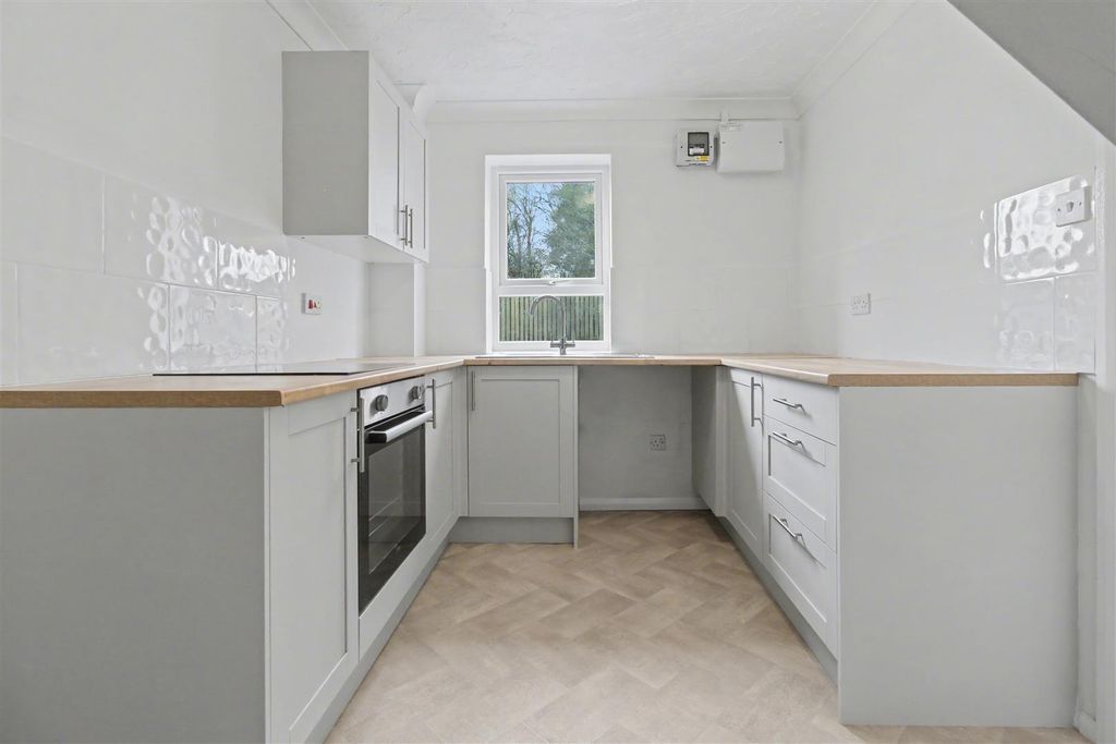 Property photo 2 of 9 Kitchen