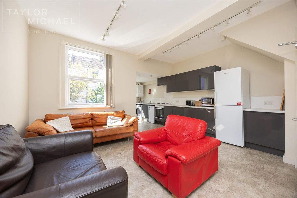 Property photo 1 of 30 Livingroom