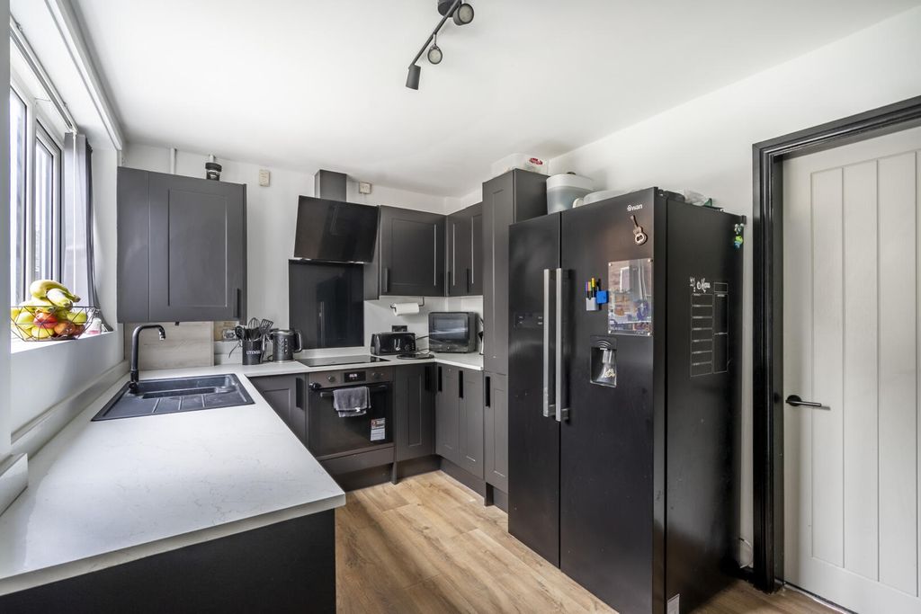 Property photo 3 of 11 Kitchen