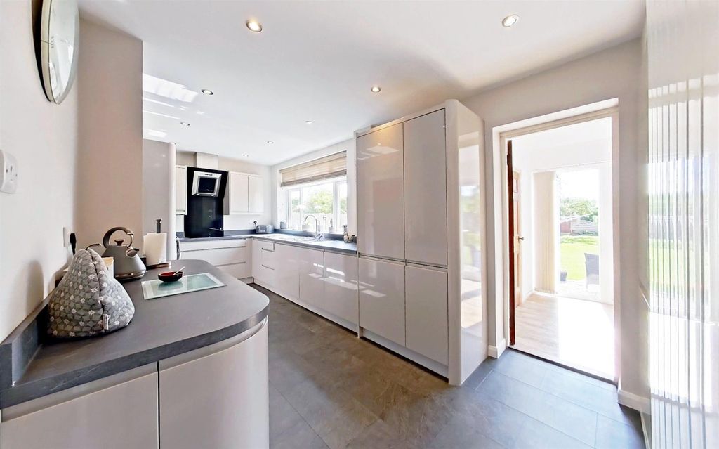 Property photo 3 of 22 Kitchen (2)_Pe.Jpg