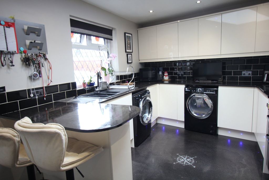 Property photo 3 of 32