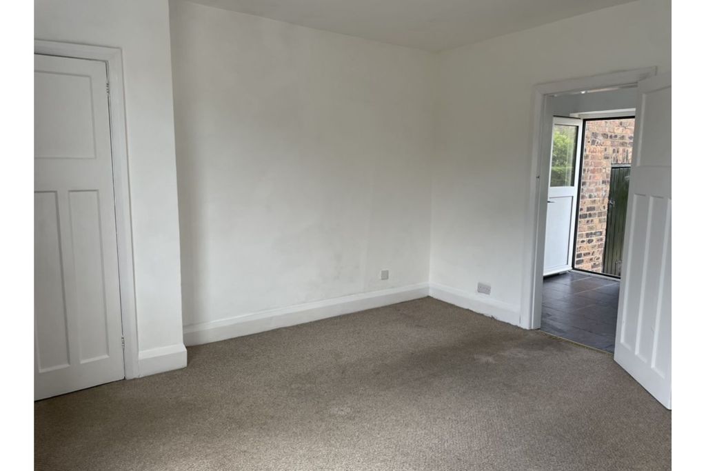 Property photo 3 of 10 Living / Dining Room