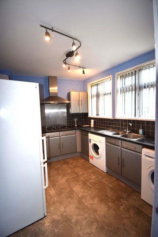 Property photo 1 of 12 Three Bedroom House Ideal For Working Families- £2400