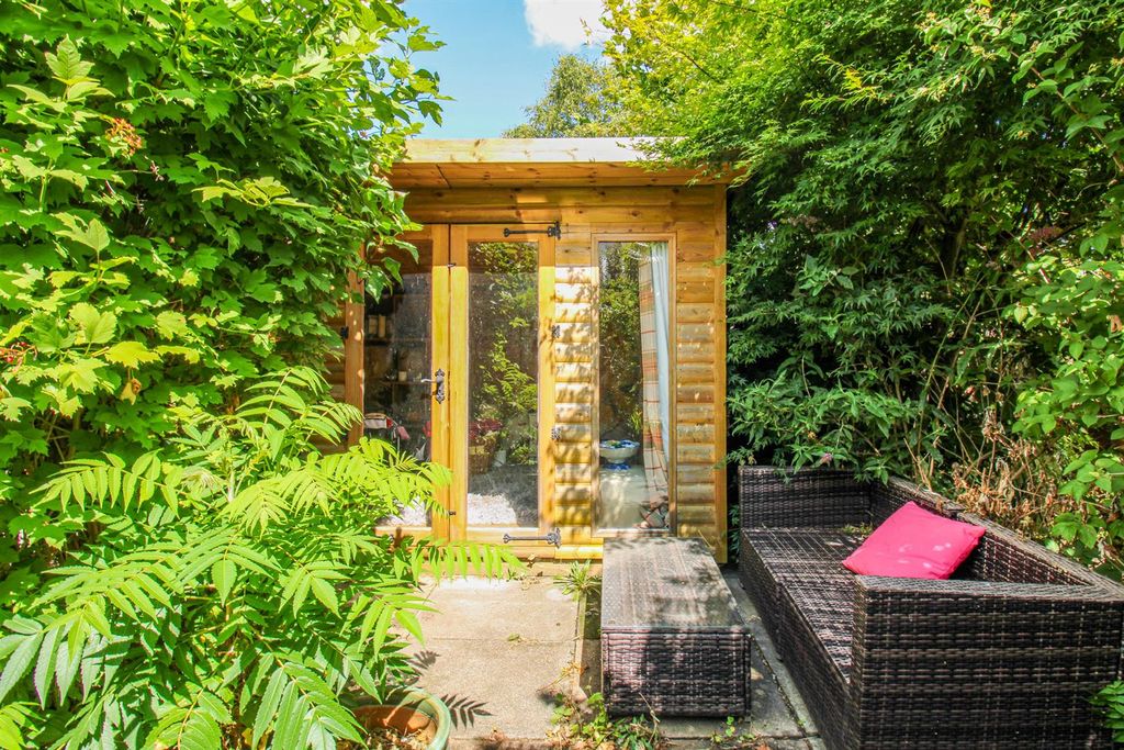 Property photo 2 of 20