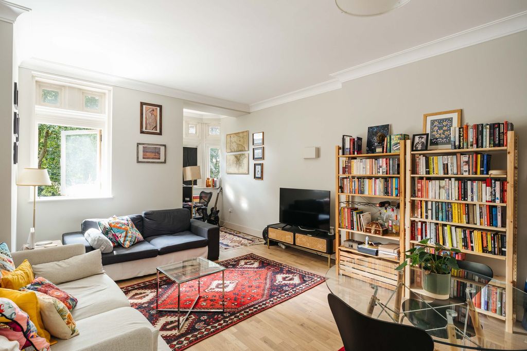 Property photo 1 of 9 Albion Court E1
