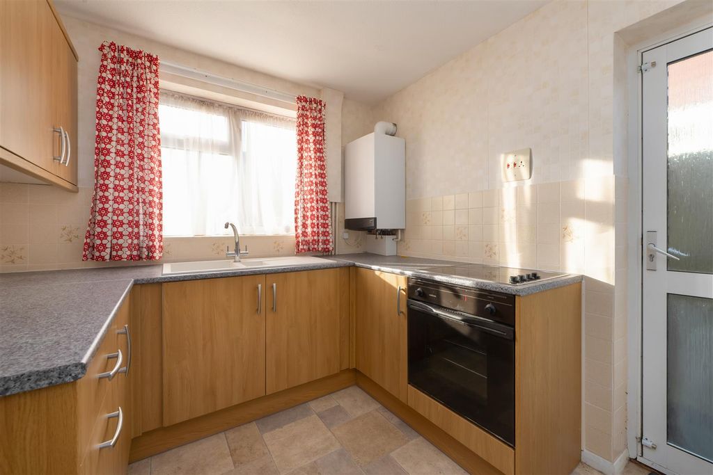 Property photo 3 of 18 Hawk Close, Whitstable