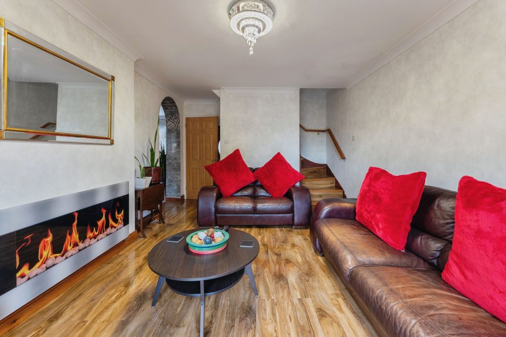 Property photo 3 of 16 Lounge