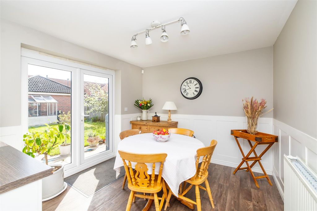 Property photo 3 of 21 Dining Area