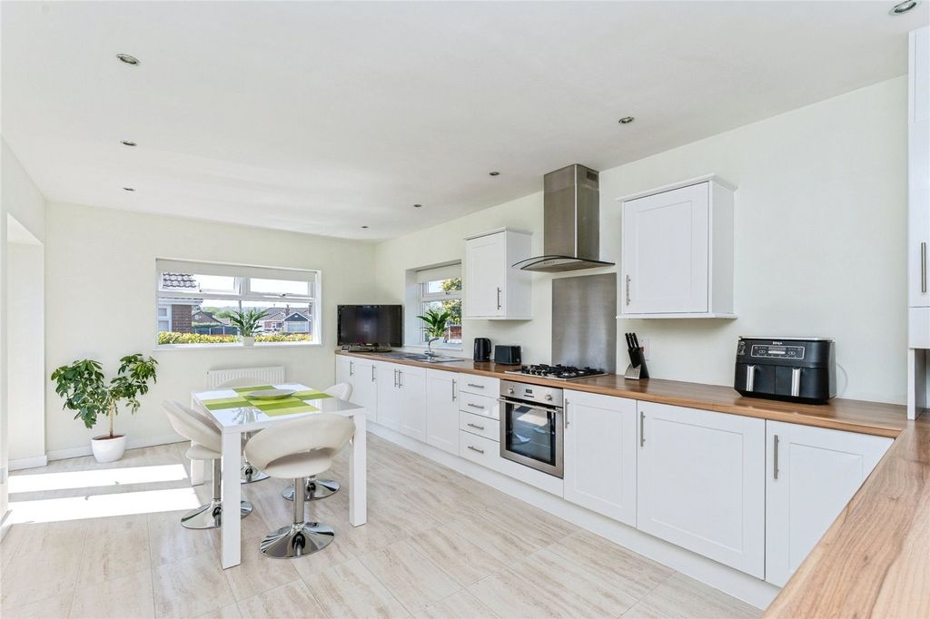 Property photo 3 of 18 Kitchen/ Breakfast