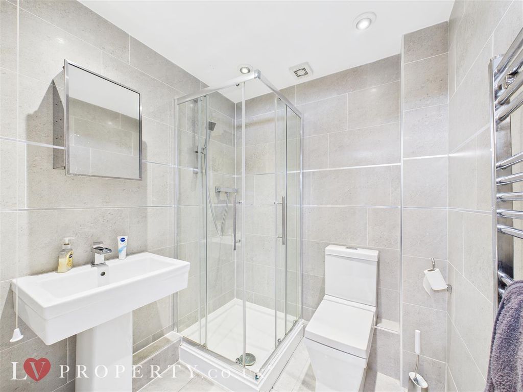 Property photo 3 of 31 Cam05016G0-Pr0110-St