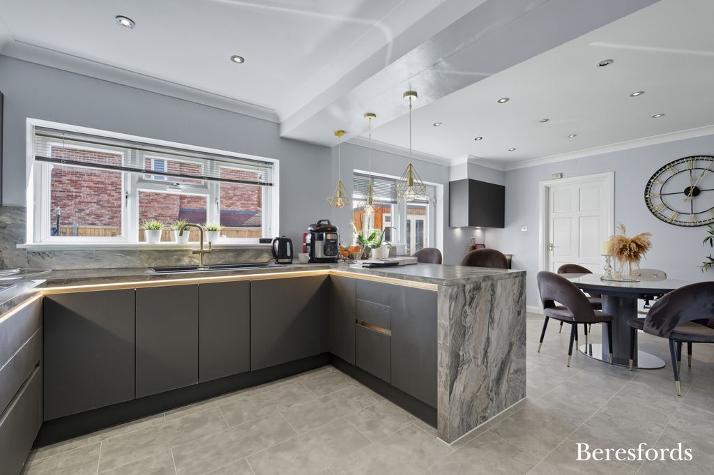 Property photo 2 of 28 Picture No. 19