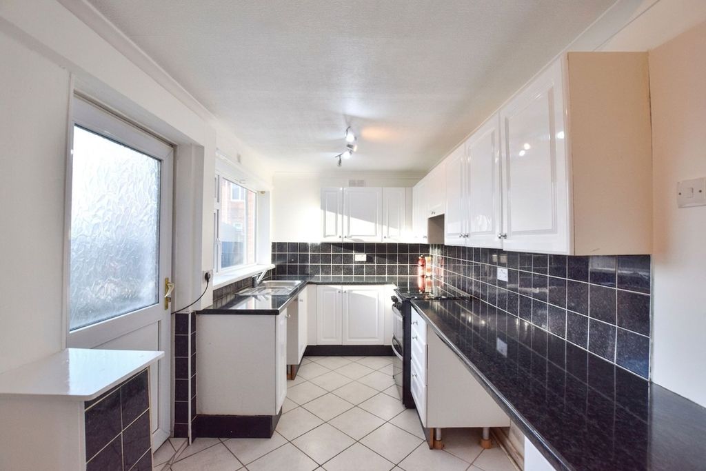 Property photo 2 of 10 Kitchen