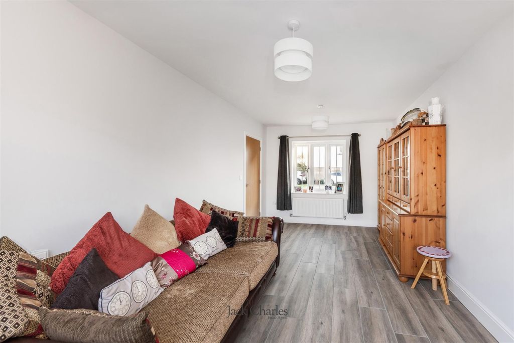 Property photo 3 of 17 5 Fairfield Close, Tn11 0Fy 005.Jpg