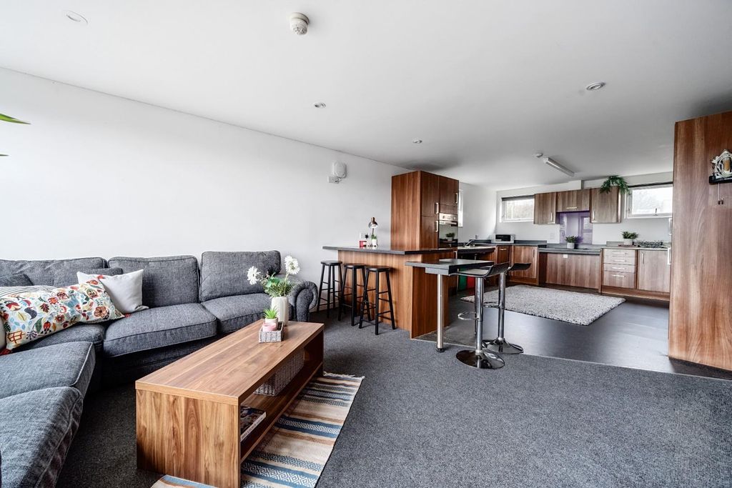 Property photo 2 of 6 Pen F3 Lounge Kitchen 6763759E78B08-1226873 (13).J