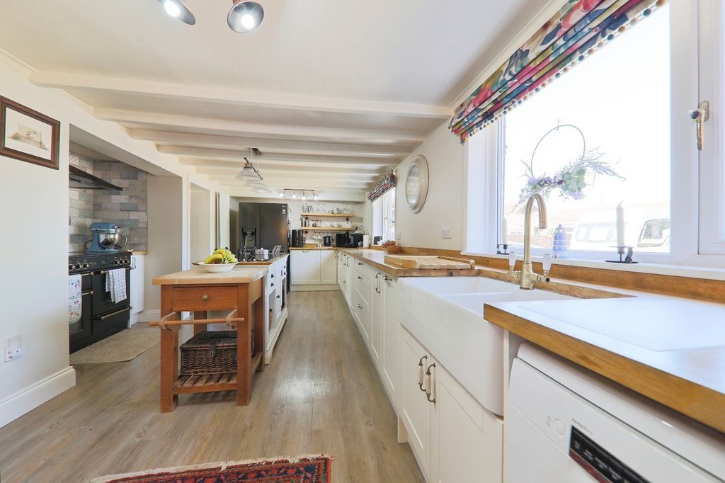 Property photo 2 of 23 4165744