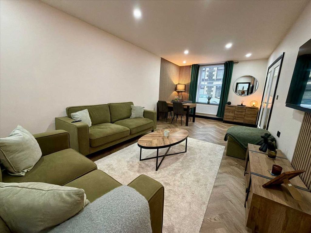 Property photo 3 of 25 Lounge