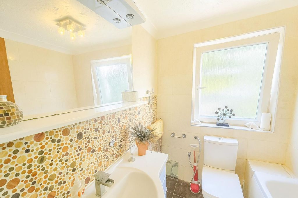 Property photo 3 of 10 Bathroom