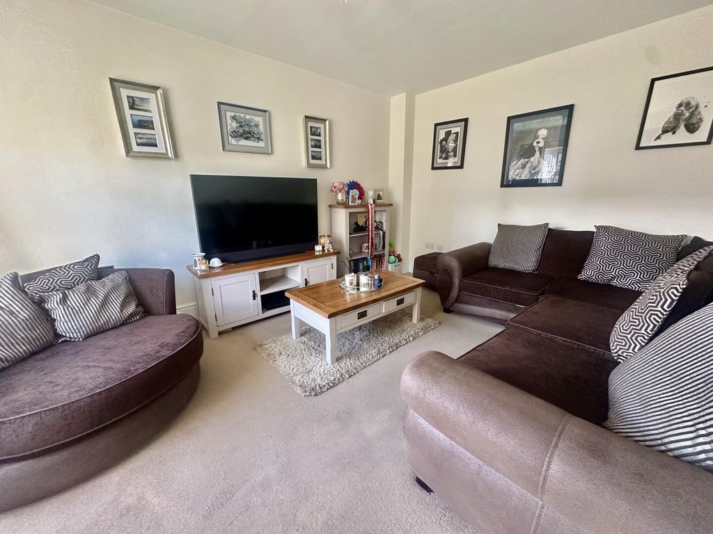 Property photo 2 of 10 Living Room