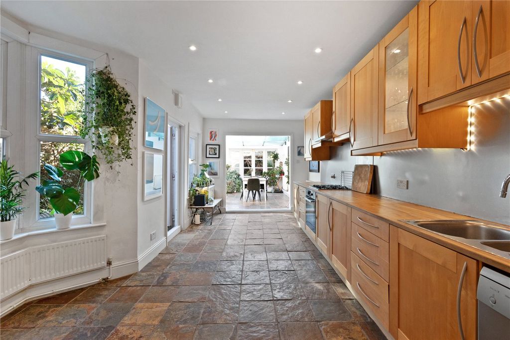 Property photo 3 of 31 Kitchen