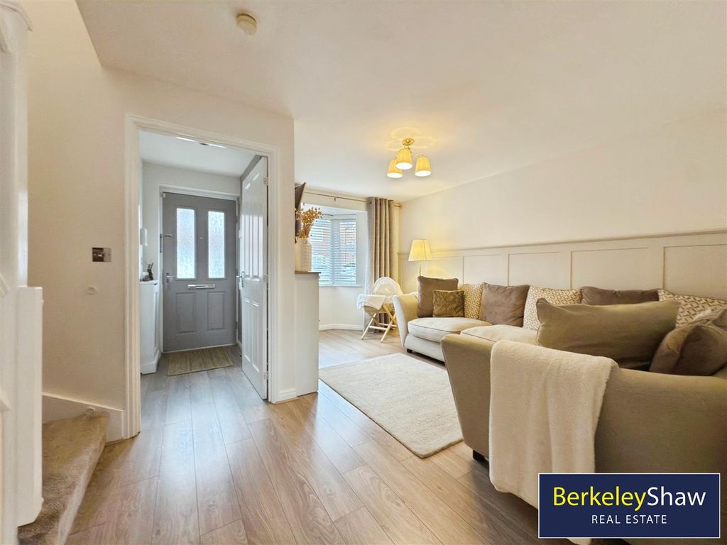 Property photo 3 of 18 Lounge