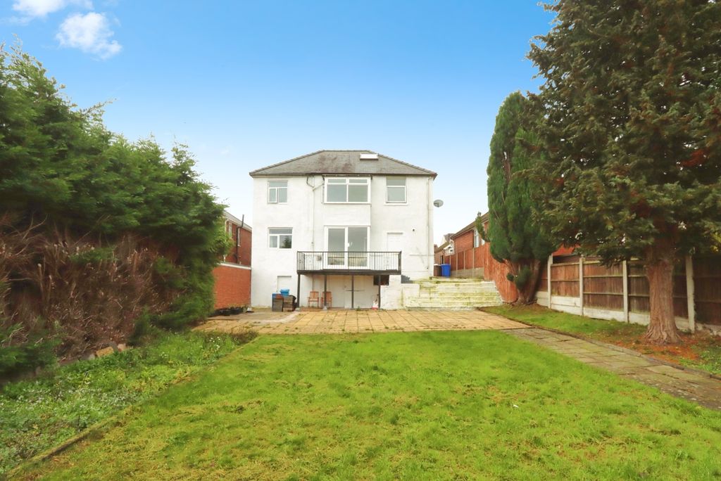 Property photo 2 of 17 Garden