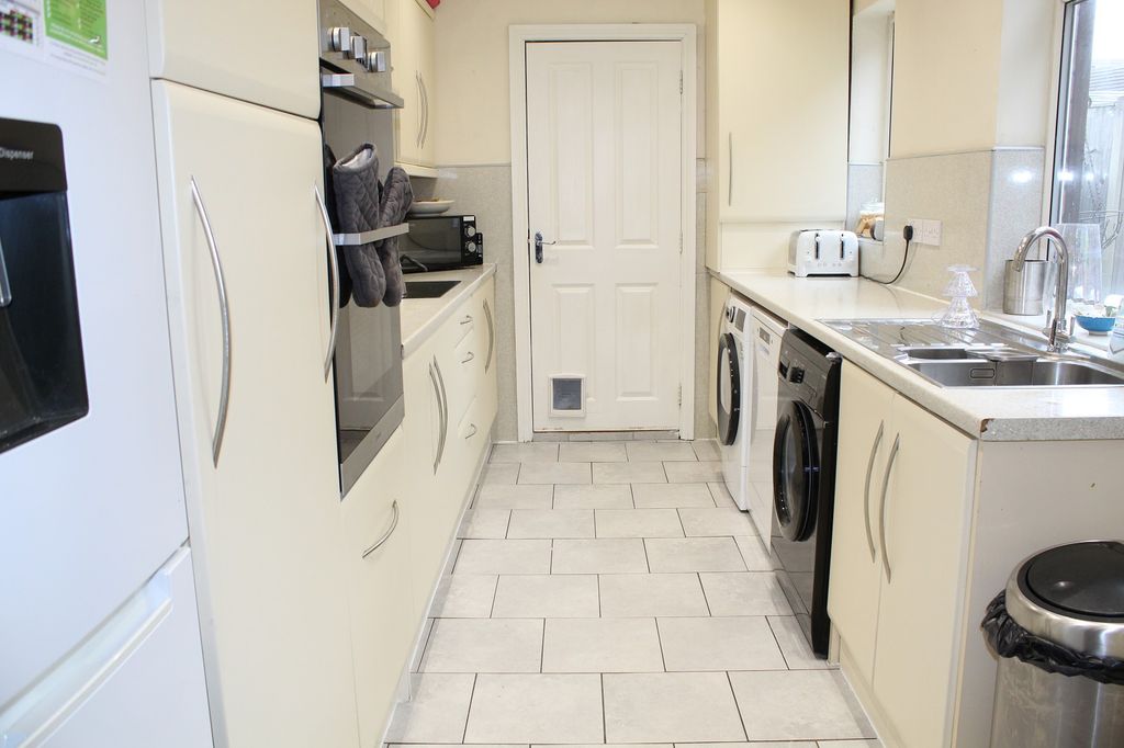 Property photo 2 of 9 Fitted Kitchen