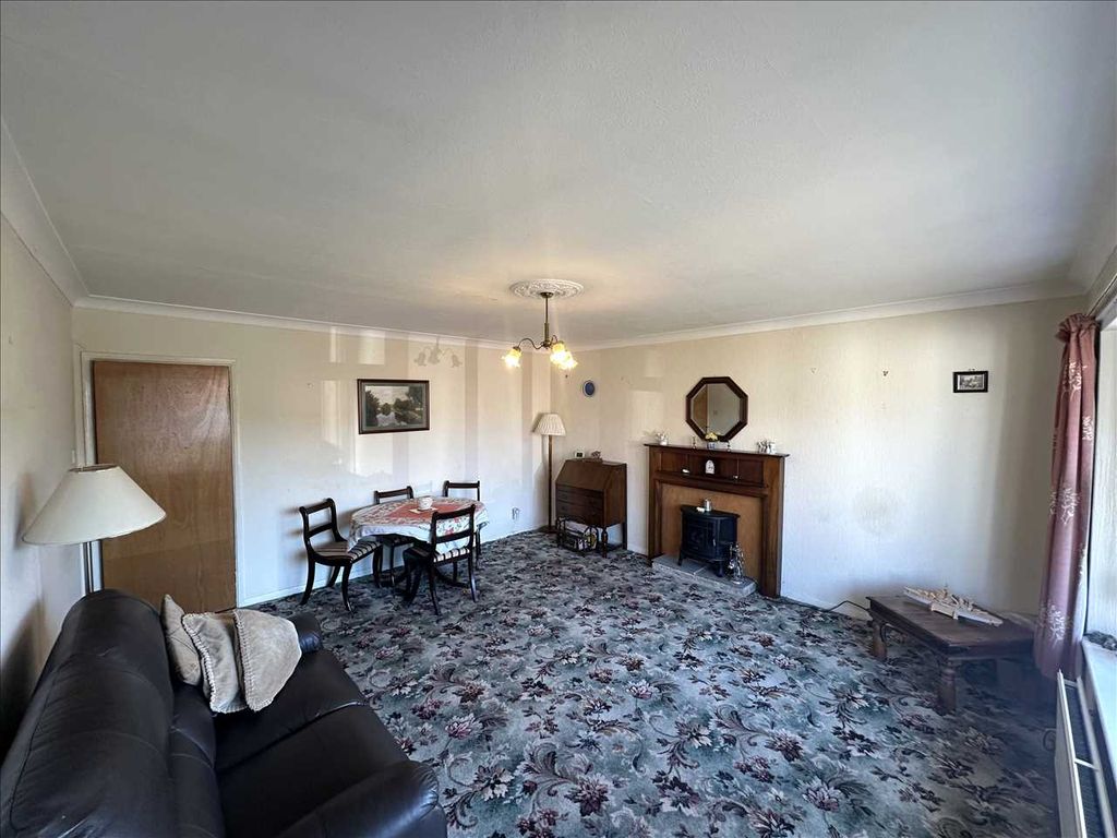 Property photo 3 of 19 Inviting Lounge: