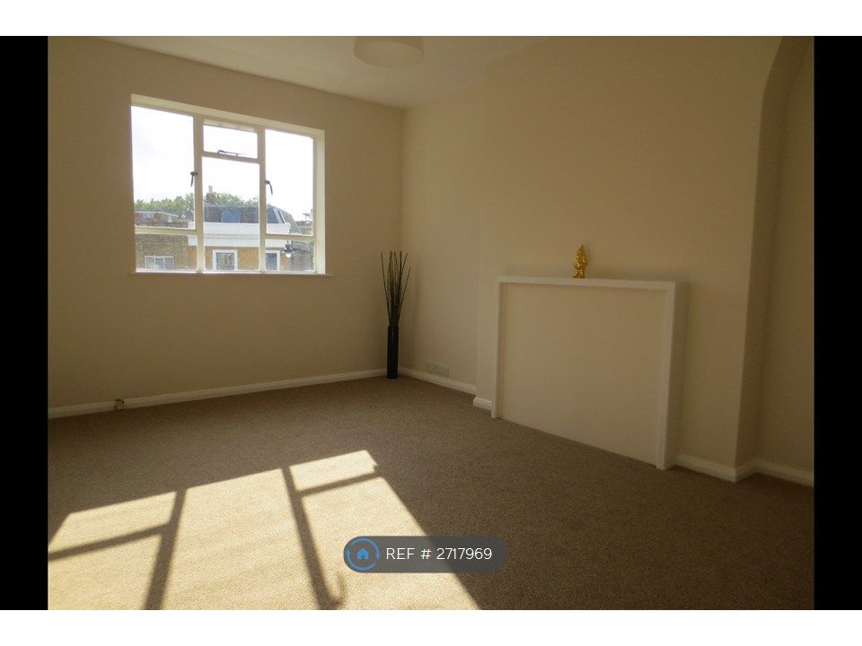 Property photo 3 of 18 Living Room