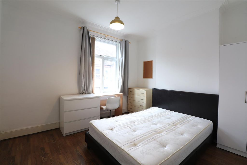 Property photo 3 of 9 Room 2