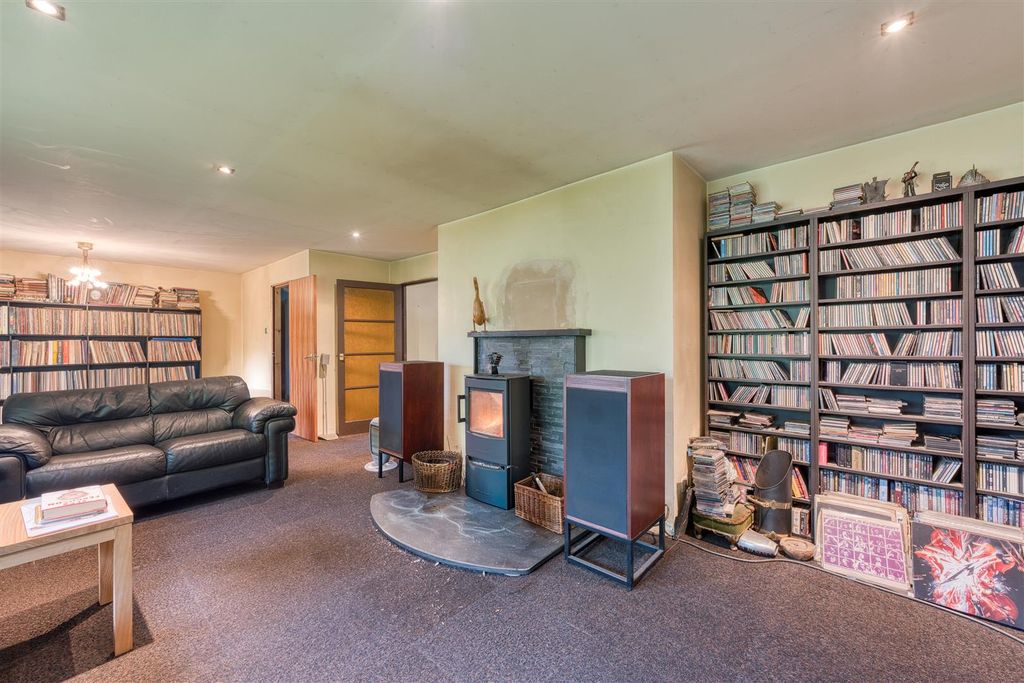 Property photo 3 of 11 Lounge