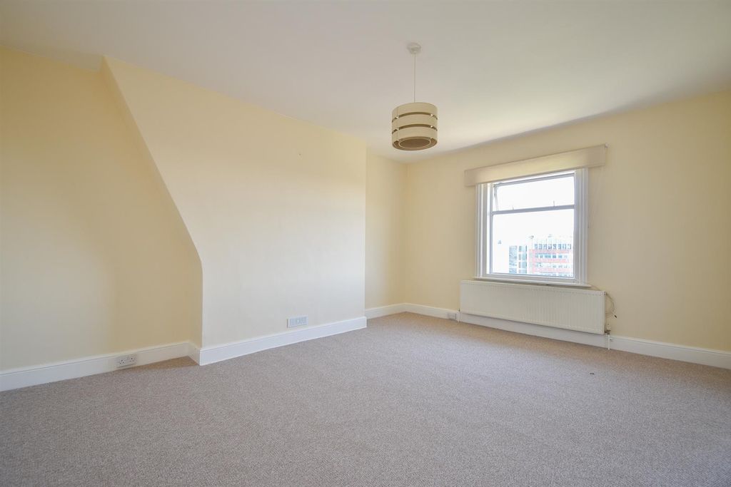Property photo 3 of 12 Living Space