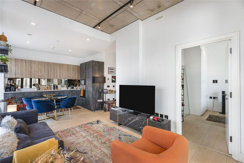 Property photo 1 of 16 Reception/Kitchen