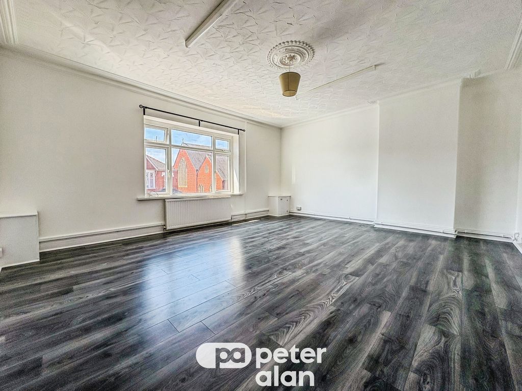 Property photo 1 of 18 Living Room