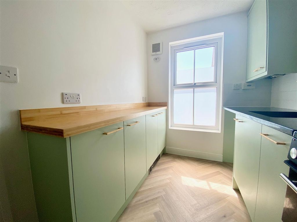 Property photo 3 of 17 Kitchen