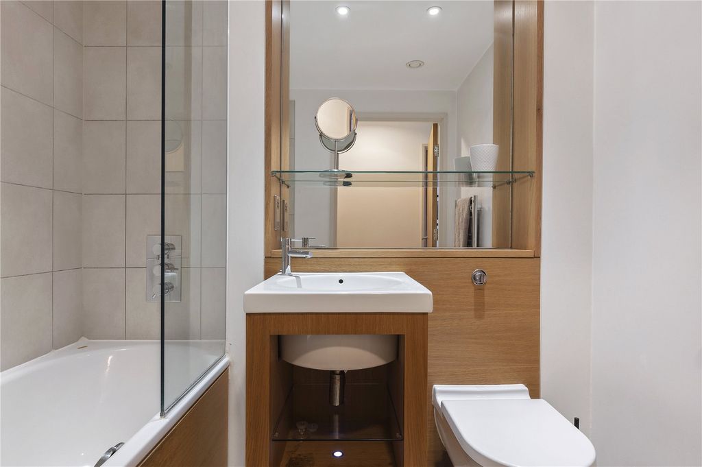 Property photo 3 of 10 Bathroom