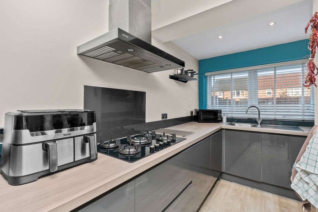 Property photo 3 of 31