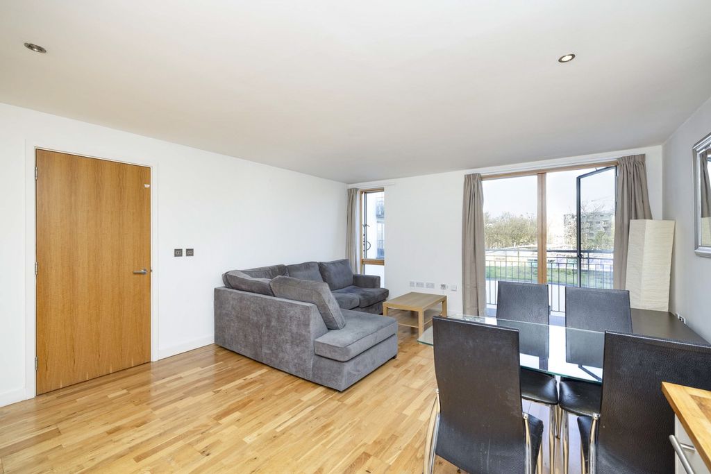 Property photo 3 of 14 Lounge