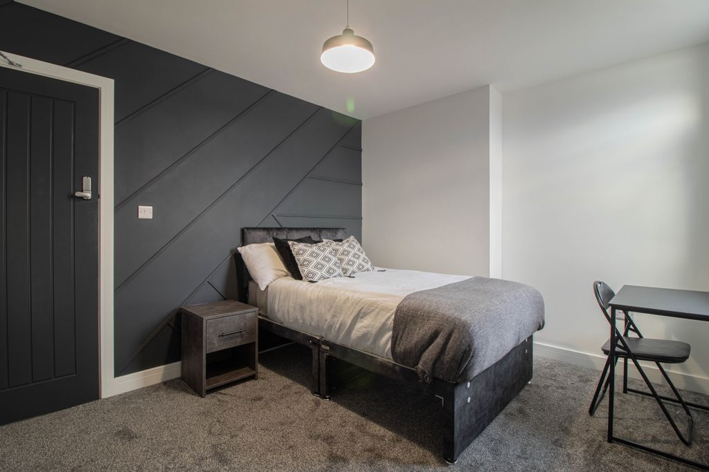 Property photo 2 of 5 Bedroom.1