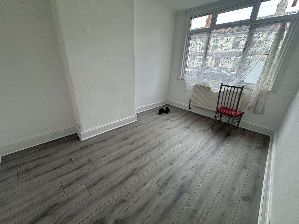 Property photo 1 of 7 3 Bed Flat To Rent In Southall