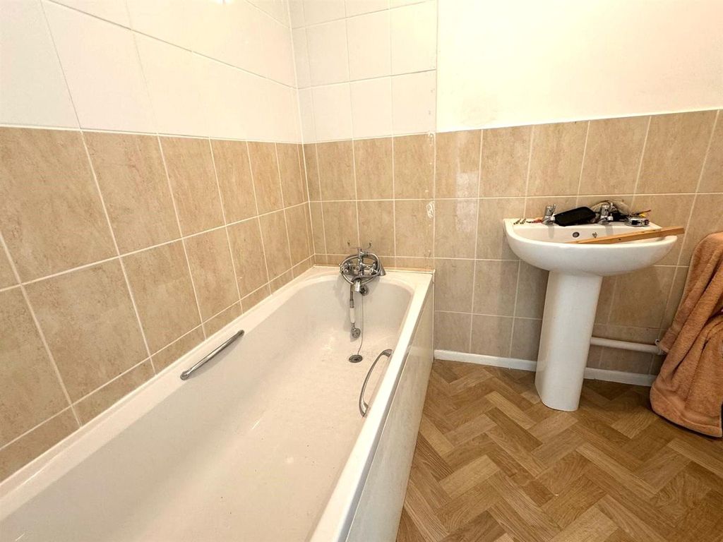 Property photo 3 of 11 Bathroom.Jpg