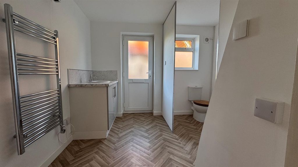 Property photo 1 of 18 Bathroom.Jpg