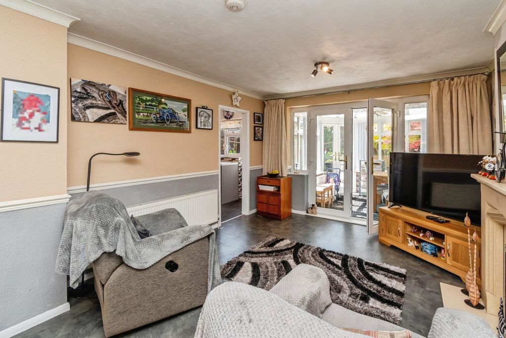 Property photo 3 of 20 Lounge